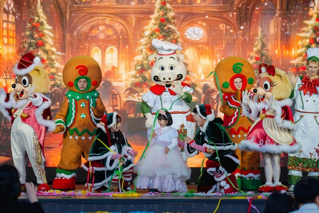 롯데월드 어드벤처 부산의 겨울철 공연 프로그램인 ‘크리스마스 스윗 박스’의 한 장면. 롯데월드 어드벤처 부산 제공