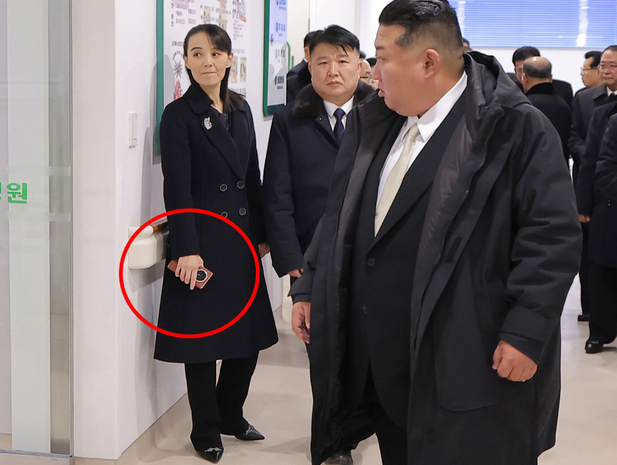 김여정 손에 들린 북한의 ‘핫템’? 폴더블폰 브랜드는 중국의…