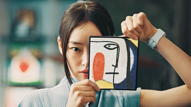  삼성전자 갤럭시 Z 폴드7 메인 대화면을 가득 메운 추상화 모습.