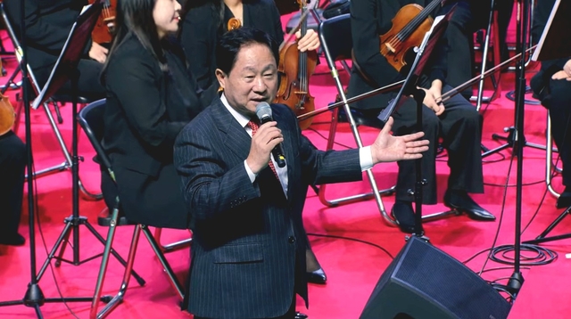 주광덕 남양주시장이 지난 13일 오후 남양주체육문화센터에서 열린 ‘송년음악회’에서 인사말을 하고 있다. 남양주시 제공