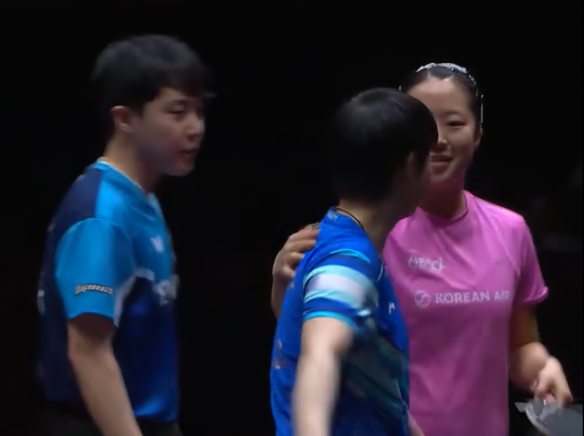 임종훈(왼쪽)과 신유빈(오른쪽)이 지난 13일 홍콩에서 열린 WTT 홍콩 파이널스 2025 혼합복식 결승에서 승리한 뒤 발목 부상을 안고 경기를 마친 중국의 쑨잉사(가운데)를 위로하고 있다.  WTT 인스타그램 캡처 
