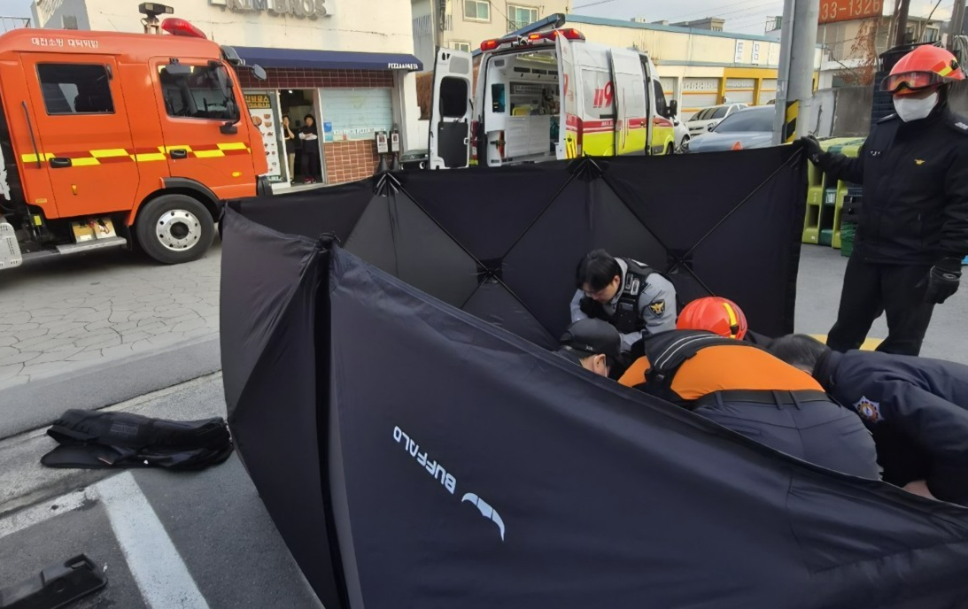 “사람 깔렸다” 우르르 달려온 시민들 SUV ‘번쩍’들어 주부 구조