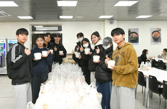 백석대 학생들이 학생복지동 식당에서 제공된 &lsquo;천원의 아침밥&rsquo;을 받아 들고 환한 표정으로 기념 촬영을 하고 있다.