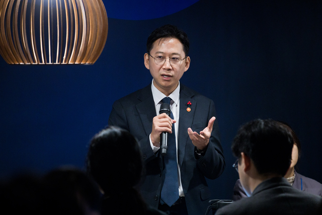 배경훈 부총리 겸 과학기술정보통신부 장관이 15일 오전 세종 정부세종청사 인근에서 열린 기자간담회에서 질의에 답변하고 있다. 과학기술정보통신부 제공