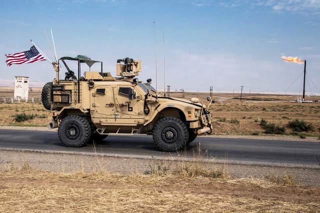 지난 2019년 시리아 영토 내 한 도로를 순찰하는 미군 군용 차량의 모습. AP 연합뉴스