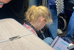 열차 바닥 앉아 과제하던 학생…英 왕실 서열 17위 공주