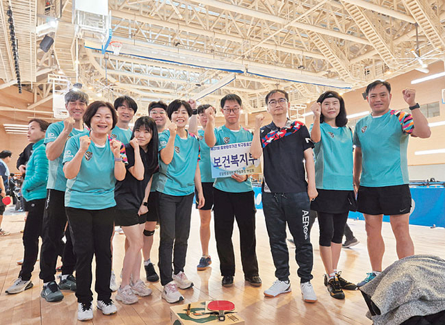 지난 11월 22일 열린 제37회 중앙행정기관 탁구 동호인 대회에서 보건복지부 ‘복탁복탁’ 회원들이 단체 사진을 찍고 있다.  보건복지부 제공