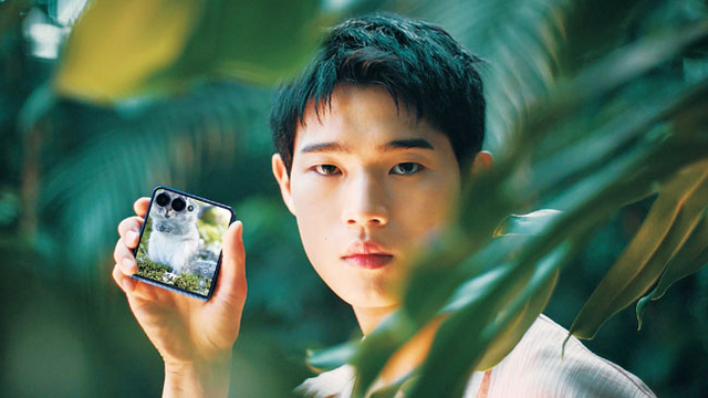 삼성전자 갤럭시 Z 플립7의 전면 플렉스윈도에 움직이는 배경화면을 적용한 모습.  삼성전자 제공 