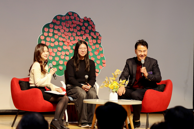 오언석 도봉구청장(오른쪽 첫번째)이 지난 12일 도봉구청 2층 선인봉홀에서 열린 친절선포식-‘친절토크’ 시간에서 구민과 대화를 나누고 있다. 도봉구청 제공