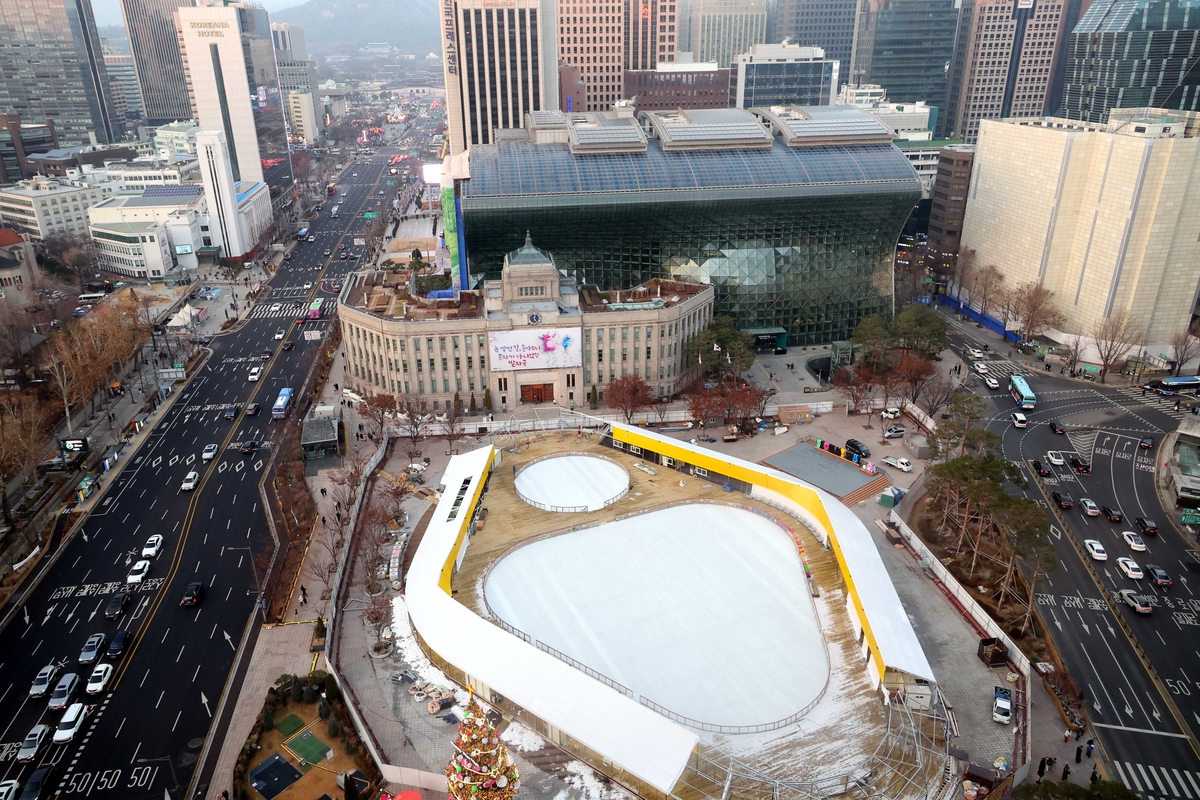 서울광장 스케이트장 조성 현장