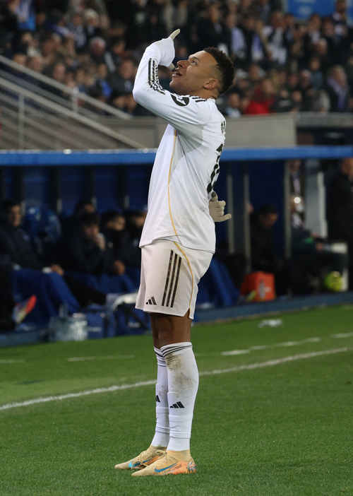 레알 마드리드의 킬리안 음바페가 15일 오전(한국시간) 스페인 바스크주 비토리아-가스테이스의 에스타디오 데 멘디소로차에서 열린 스페인 프리메라리가 경기에서 골 세리머니를 펼치고 있다.  로이터 연합뉴스