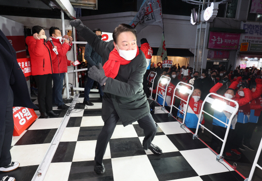 2022년 대선 당시 윤석열(가운데) 국민의힘 대선 후보가 강원 원주시 문화의거리에서 열린 ‘국민이 키운 윤석열 강원도 살리기!’ 거점 유세에서 지지자들을 향해 어퍼컷 세리머니를 하고 있다. 연합뉴스
