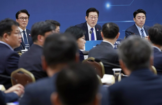 이재명 대통령이 16일 정부세종컨벤션센터에서 열린 보건복지부(질병관리청)·식품의약품안전처 업무보고에서 발언하고 있다. 연합뉴스