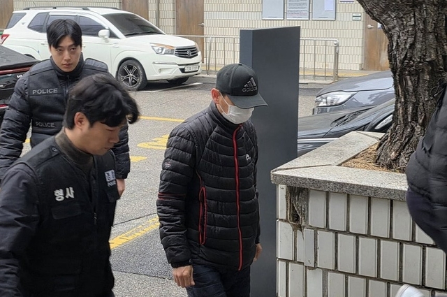 16일 오전 경기도 의정부시 가능동 의정부지방법원에서 특수상해 혐의로 구속영장이 청구된 40대 남성 A 씨가 구속 전 피의자 심문을 위해 법정으로 이동하고 있다. 연합뉴스