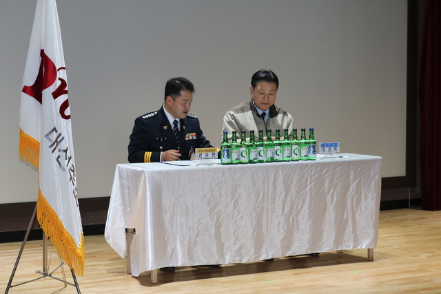 권유현 기장경찰서장과 최성욱 대선주조 본부장이 16일 오후 시민 교통사고 예방을 위한 업무협약(MOU)을 체결하고 있다. 기장경찰서 제공