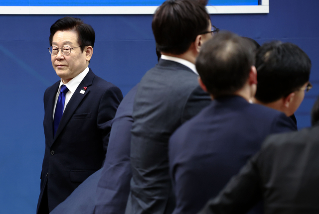 이재명 대통령이 16일 정부세종컨벤션센터에서 문화체육관광부(국가유산청)·국민권익위원회 업무보고를 마친 후 이동하고 있다. 연합뉴스