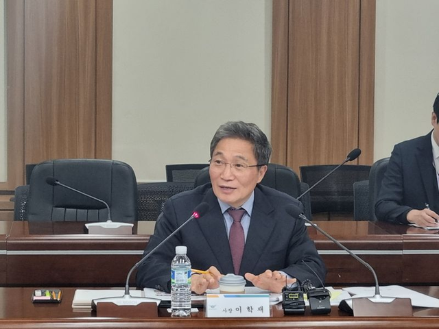 이학재 인천국제공항공사 사장이 16일 공사에서 열린 기자간담회에서 외화 밀반출 관련 전수 개장검사와 관련한 기자 질의에 답변하고 있다. 인천국제공항공사 제공