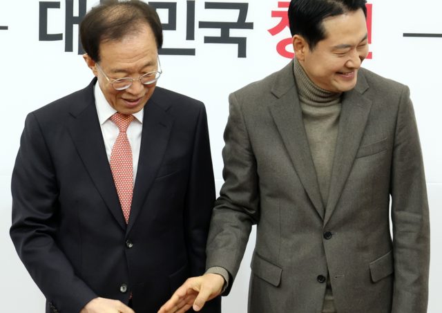 장동혁(오른쪽) 국민의힘 대표가 16일 서울 영등포구 여의도 국회에서 이석연 국민통합위원장 접견, 악수를 나눈 뒤 자리에 앉고 있다. 연합뉴스