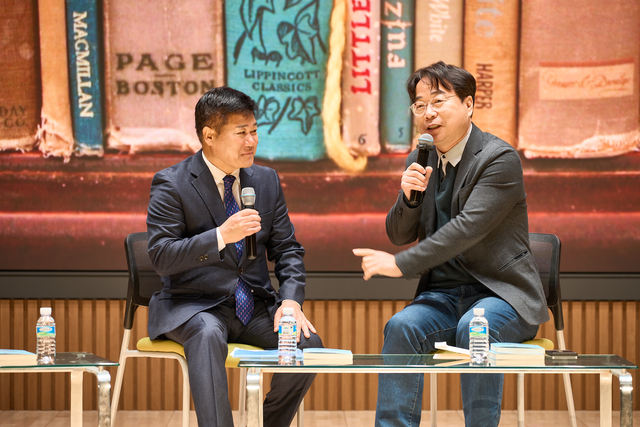 지난달 29일 부산교대에서 열린 ‘휘몰려도 길이 되다’ 북 콘서트에서 저자인 이정식(사진 왼쪽) 더불어민주당 부산 연제구 지역위원장 직무대행이 이재성 전 민주당 부산시당위원장과 대화를 나누고 있다. 저자 제공