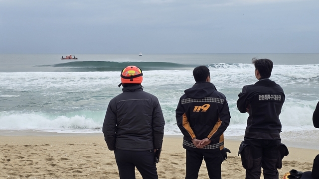 강릉 경포해변 실종자 수색하는 소방 당국·해경. 연합뉴스 독자 제공.