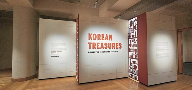 미국 국립아시아예술박물관에서 열리고 있는 ‘이건희 컬렉션’, ‘한국의 보물-모으고, 아끼고, 나누다’ 전시실 입구 모습. 책가도(冊架圖)가 형상화돼 있다.