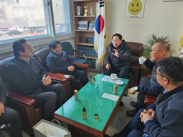 주광덕(가운데) 남양주시장이 지난 15일 ㈜대원운수 차산리 차고지를 찾아 버스 운전 노동자들의 현장 목소리를 듣고 있다. 남양주시 제공