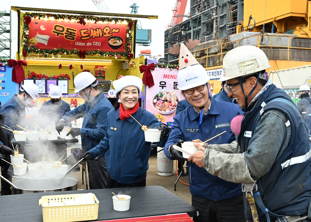 금석호(오른쪽 두번째) HD현대중공업 사장이 16일 생산 현장 직원들에게 우동을 나눠주고 있다. HD현대중공업 제공