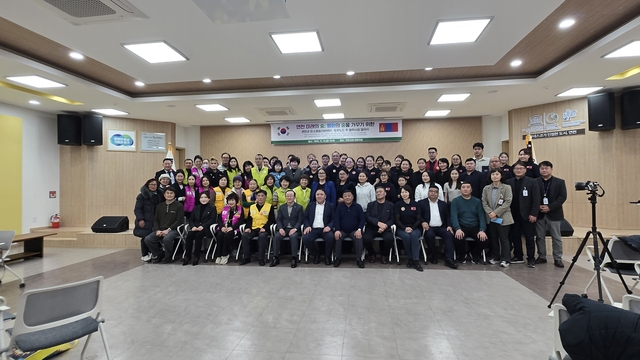 연천군 탄소중립지원센터가 연천군청에서 ‘연천 미래의 숲, 평화의 숲을 가꾸기 위한 한·몽 탄소중립 협력사업 공동 선포식’을 개최하고 있다. 연천군 제공