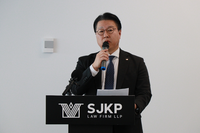 김국일 대륜 경영대표가 8일(현지시간) 뉴욕 맨해튼 사무소에서 기자회견을 열고 쿠팡 모기업인 쿠팡 아이엔씨(Inc.)를 상대로 한 소송 계획을 설명하고 있다. 연합뉴스