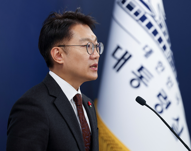 김남준 대통령실 대변인이 14일 서울 용산 대통령실에서 브리핑을 하고 있다.  연합뉴스