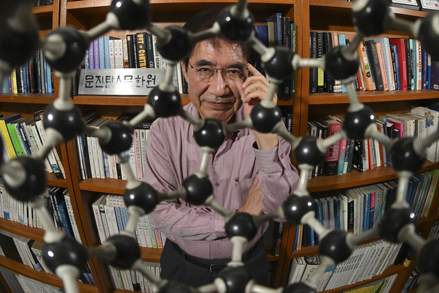 이덕환 서강대 화학·과학커뮤니케이션 명예교수가 지난 11일 서울 성동구 개인 연구실 ‘문진탄소문화원’에서 탄소로 이루어진 풀러렌 분자 모형 사이로 포즈를 취하고 있다.
백동현 기자