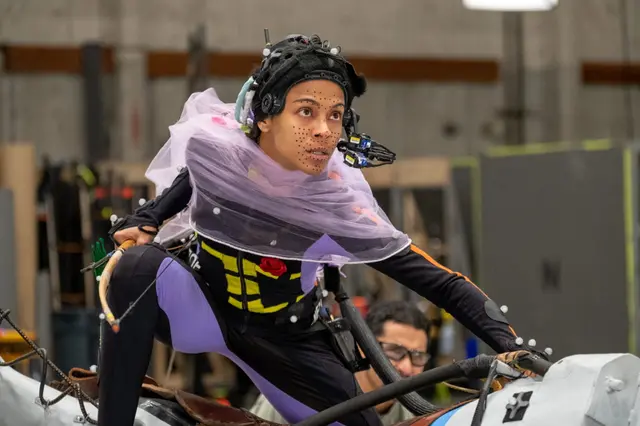 네이티리 역의 배우 조 샐다나가 특수장비를 입고 연기하는 모습.