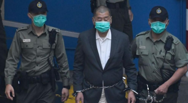 15일 국가보안법 위반 유죄 판결을 받은 지미 라이(가운데). 영국 BBC홈페이지 캡처