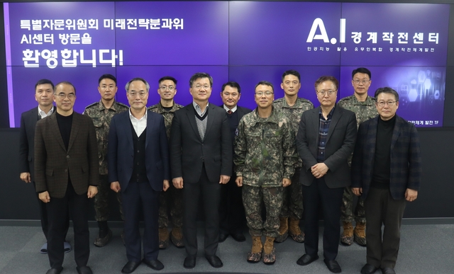 16일 오후, 육군 5사단을 방문한 국방부 민관군 합동 특별자문위원회 미래전략 분과위 강은호(전북대 방위사업학과 교수· 앞줄 왼쪽 세번째) 위원 등 위원들과 부대 관계자들이 기념촬영하고 있다. 국방부 제공
