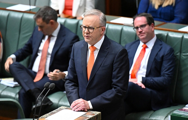 앤서니 앨버니지(가운데) 호주 총리가 지난 11월 말 캔버라 국회의사당에서 16세 미만 청소년의 SNS 이용을 차단하는 법안에 관해 연설하고 있다.  로이터 연합뉴스