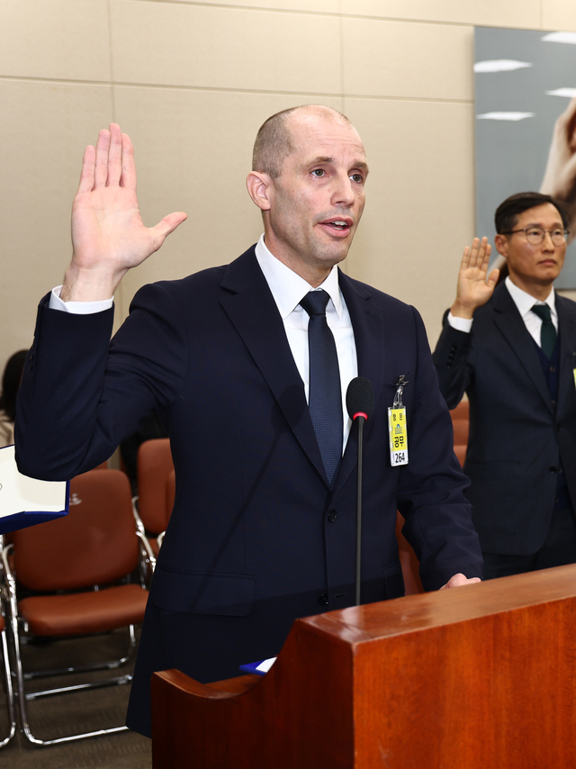 해롤드 로저스(왼쪽) 쿠팡 대표가 17일 오전 국회 과학기술정보방송통신위원회에서 열린 쿠팡 개인정보 침해사고 청문회에서 증인 선서를 하고 있다. 뉴시스
