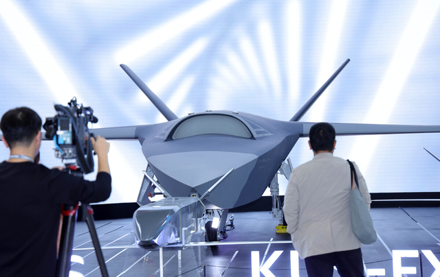 지난 10월20일 경기 고양시 킨텍스에서 열린 국제 항공우주 및 방위산업 전시회(ADEX) 개막식에서 관람객들이 미래 전장의 게임체인저 저피탐 다목적 무인 편대기를 보고 있다. 고양=연합뉴스