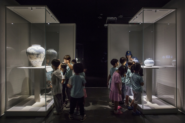전북 진안군 진안역사박물관에서 어린이 관람객들이 전시된 유물을 바라보는 모습. 국립중앙박물관 제공