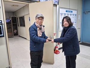 “지갑 주워 신고한 시민정신·분실물 반환 시스템에 큰 감동”[고맙습니다]