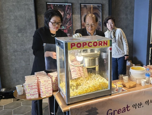 아동과 주민들에게 나눠줄 붕어빵(위 사진)과 팝콘(아래)을 직접 만들고 있는 김혁중 씨.
초록우산 제공