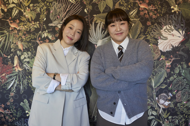 쿠팡플레이 웹예능 ‘자매다방’의 정이랑(왼쪽)과 이수지. 쿠팡플레이 제공