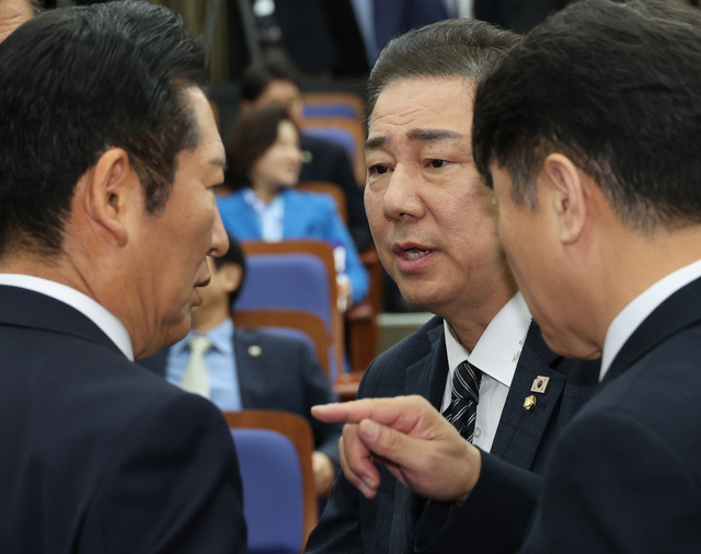 더불어민주당 정청래 대표, 김병기 원내대표, 문진석 원내수석부대표가 13일 서울 여의도 국회에서 열린 의원총회에서 대화하고 있다. 연합뉴스