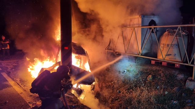 17일 경북 안동시 와룡면 한 지방도 사고 현장. 경북소방본부 제공