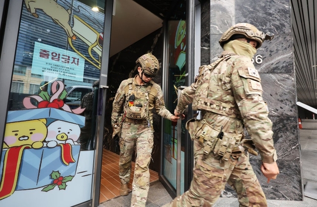 15일 경기 성남시 분당구 카카오 판교아지트 건물에 폭파 협박이 있었다는 사측의 신고가 접수돼 경찰과 군이 수색에 나선 모습. 연합뉴스