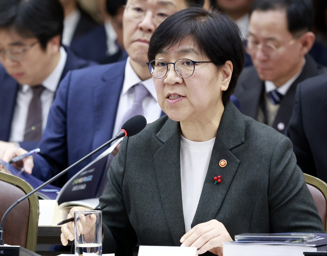 정은경 보건복지부 장관이 16일 세종컨벤션센터에서 이재명 대통령에게 업무보고를 하고 있다. 연합뉴스