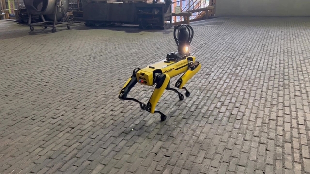 4족 보행 로봇이 포스코 광양제철소 1고로에서 설비를 자율 점검하는 모습.  포스코홀딩스 제공