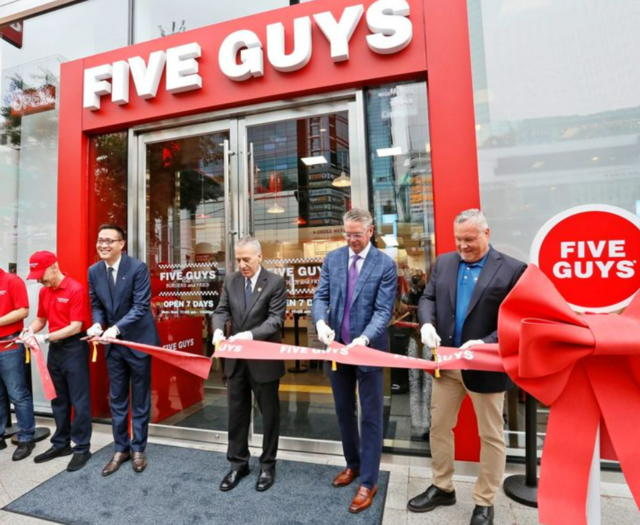 김동선 한화갤러리아 부사장(왼쪽 두번째)가 2023년 6월 서울 서초구 국내 파이브가이즈 1호점을 개점 행사에 참석해 기념 촬영을 하고 있다.  한화갤러리아 제공