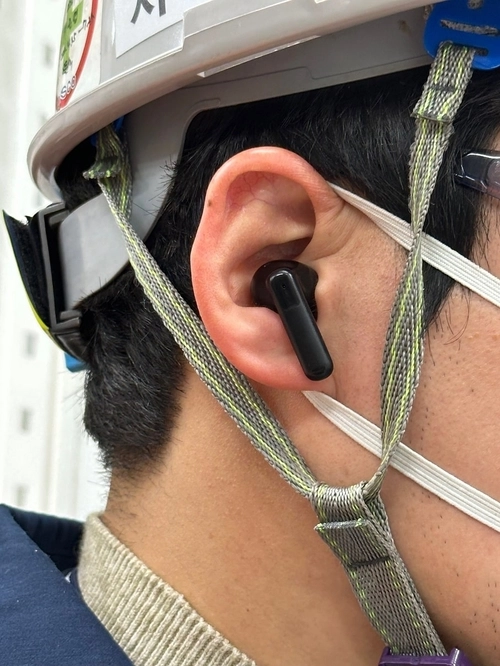 공장 안에서 유해한 소음을 잡아내고 청력을 보호하는 데 도움을 주는 ‘작업자 소음 방지 스마트 귀마개’.