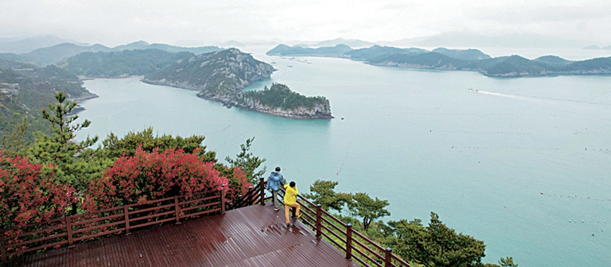 금당도 세포전망대에서 섬처럼 떠 있는 가마바위 쪽을 바라보는 모습. 가마바위 뒤편으로 주상절리와 기암의 벼랑이 이어진다.