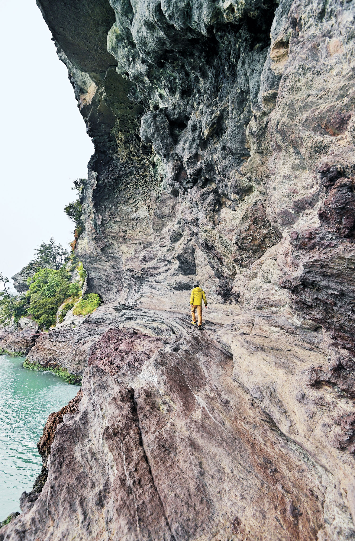 입이 딱 벌어질 만큼 압도적인 경관을 보여주는 금당도 교암청풍 일대 해안절벽의 모습. 이런 독창적인 경관을 갖고 있음에도 금당도는 남도의 끝, 고흥이나 장흥에서 다시 배를 타고 가야 하는 멀고 외딴 섬이라 잘 알려지지 않았다.